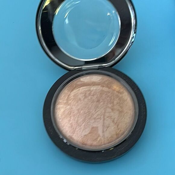 New MAC Mineralize Skinfinish Soft & Gentle 10g/.35oz full size - Picture 6 of 6
